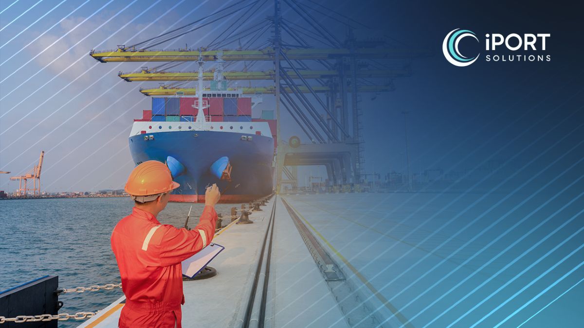 Profissional no cais diante de navio porta-contêineres, representando sistema portuário em operação. 